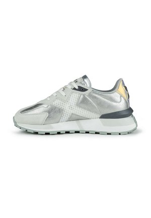 Zapatilla metálica plateada con acentos de malla, cuero texturizado, puntera redonda, parte superior con cordones, entresuela acolchada y suela de goma contrastante.