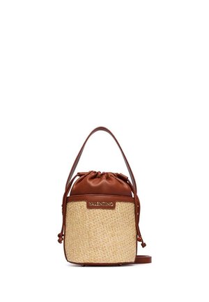 Bolso tipo cubo marrón de cuero y beige tejido con cierre de cordón y logo de Valentino en el frente, con asa superior y correa para el hombro.