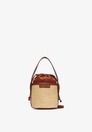 Bolso tipo cubo marrón de cuero y beige tejido con cierre de cordón y logo de Valentino en el frente, con asa superior y correa para el hombro.