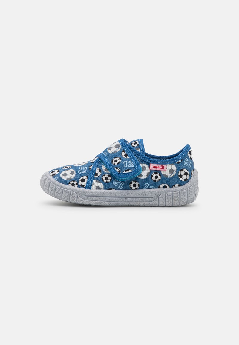 Blå slip-on skor med fotbollsmönster, försedda med ett kardborreband, grå sula och en texturerad gummibotten för bra grepp.