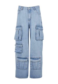Lyseblå denim cargo bukser med en avslappet passform, flere sidelommer og distinkte lappverk detaljer på bena.
