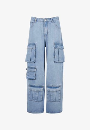 Lichtblauwe denim cargo broek met een relaxte pasvorm, meerdere zijzakken en opvallende patchworkdetails op de benen.