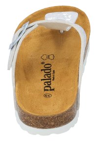 Hvide flip-flop sandaler med korkbund og suede indersål, udstyret med en glat plastikrem og brandlogo, designet til komfort.