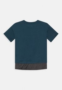 T-shirt de manga curta em mistura de algodão verde-escuro, apresentando um painel texturizado preto na bainha e um design de gola redonda padrão.