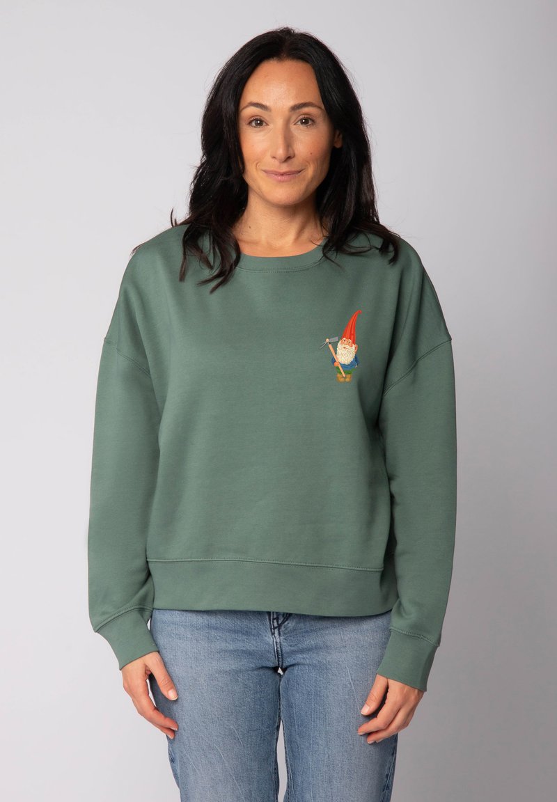 Groene sweatshirt gemaakt van zachte stof, met een relaxte pasvorm, geribde manchetten en een geborduurd kabouterdesign op de linkerkant van de borst.