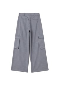 Grijze gestreepte ruime broek met cargozakken, taille-lussen en een gladde textuur, van achteren weergegeven.