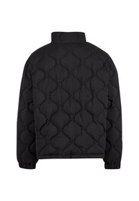 Chaqueta negra acolchada con un alto cuello, puños elásticos y un patrón de diamantes texturizado en la tela. Vista trasera mostrada.
