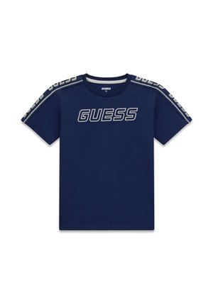 Granatowy t-shirt z krótkim rękawem z logo "GUESS" na piersi oraz powtarzającym się napisem "GUESS" na paskach na ramionach.