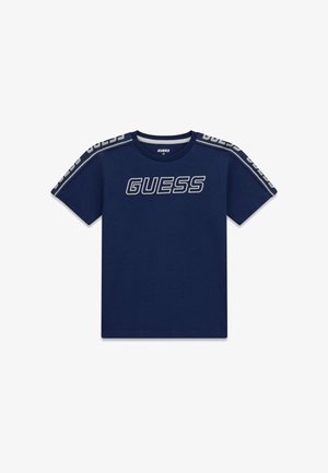 Marineblaues T-Shirt mit kurzen Ärmeln, mit dem "GUESS"-Logo auf der Brust und wiederholtem "GUESS"-Schriftzug auf den Schulterstreifen.
