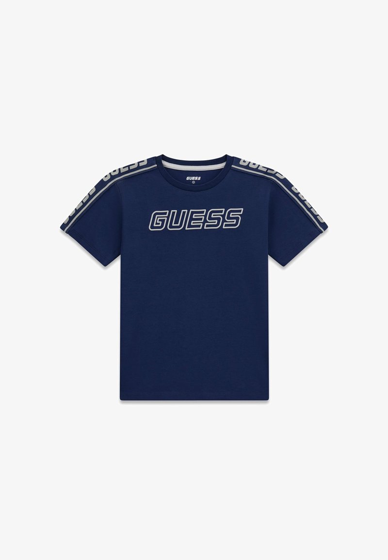 Marineblauw t-shirt met korte mouwen en het "GUESS"-logo op de borst, met herhaald "GUESS"-tekst op de schouderstrepen.