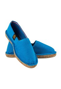 Espadrilles en toile bleue avec un bout rond, semelle en jute tissée et couture crème contrastante. Présente une doublure intérieure rouge et une étiquette de logo.