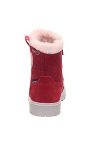 Červené kotníkové boty z broušené kůže s nadýchaným růžovým kožíškovým límcem, jemným třpytivým detailem a bílou gumovou podrážkou. Po straně se nachází značková visačka.
