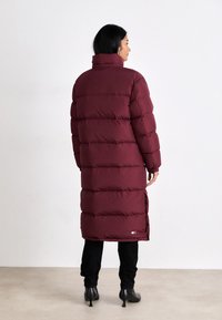 Tommy Jeans ALASKA LONG PUFF - Piumino lungo - deep rouge