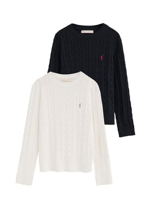 Zwei grob gestrickte Rundhalspullover, einer in Weiß mit beigem Logo und einer in Schwarz mit pinkem Logo, überlappend auf weißem Hintergrund dargestellt.