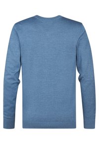 Pulover albastru cu guler rotund, fabricat dintr-un material moale, având mâneci lungi și un tiv cu textură ribbed. Textură netedă, fără modele vizibile sau elemente metalice.
