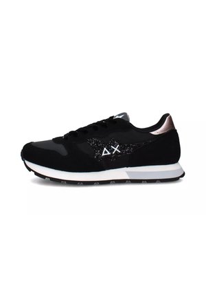 Scarpe da ginnastica nere con una tomaia testurizzata, dotate di un logo nero luccicante, accenti lisci e una suola bianca. Inclusi lacci e collo imbottito.
