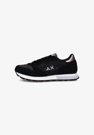 Scarpe da ginnastica nere con una tomaia testurizzata, dotate di un logo nero luccicante, accenti lisci e una suola bianca. Inclusi lacci e collo imbottito.