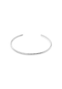 Zilveren manchette armband met een slanke, afgeronde vorm, voorzien van gelijkmatig verdeelde kleine vierkante kralen en een gladde, glanzende textuur.