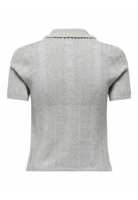 Maglione corto grigio chiaro a maniche corte con motivo a coste testurizzato e decorazioni in perle lungo il colletto. Vestibilità casual con orlo strutturato.