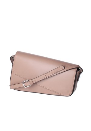 Sac bandoulière rectangulaire en cuir taupe avec rabat avant et sangle réglable avec boucle argentée sur fond blanc.