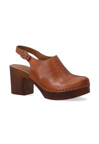 Braune Leder-Slingback-Clogs mit breitem Riemen, runder Zehenpartie und blockiertem Absatz. Mit kontrastierenden Nähten entlang der Kanten.
