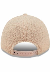 Flauschige pinkfarbene Kappe mit einer strukturierten, weichen Oberfläche; verstellbarer Riemen hinten mit Löchern zur Größenanpassung und runder Form.