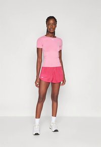 Under Armour VANISH SEAMLESS WASHED  - T-shirts - shaded fuchsia/white