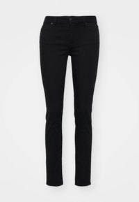 Sorte slim-fit jeans med knapp- og glidelåslukking, frontlommer og beltehemper mot en ensfarget bakgrunn.