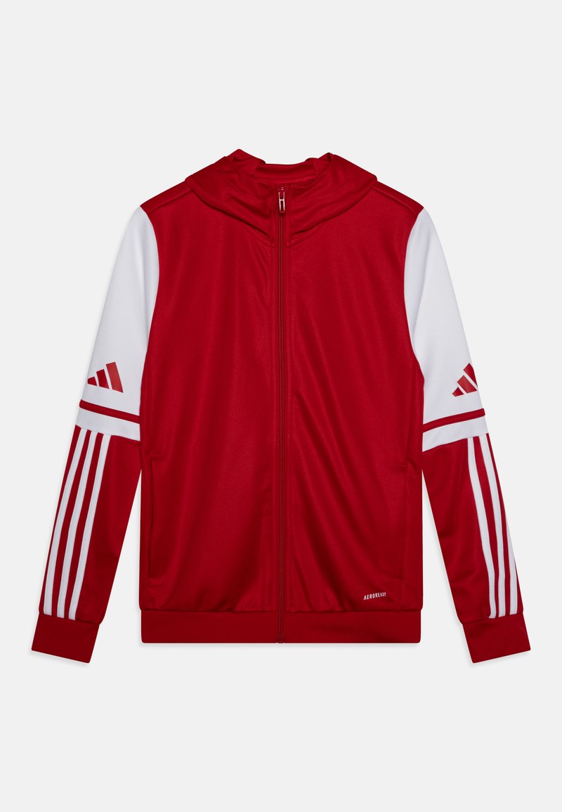 Rode zip-up jas met capuchon, witte mouwen, drie witte strepen op elke arm en het "AEROREADY" logo aan de zoom. Gladde, atletische stof.
