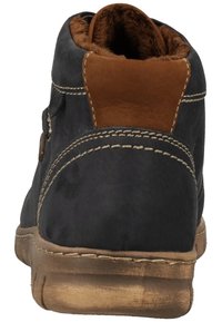 Stivale alla caviglia in pelle blu scuro con accenti in suede marrone, punta rotonda e cuciture crema. Suola testurizzata con segni di usura.