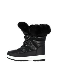 Bota de nieve aislada negra con puño de piel sintética, punta redondeada, suela gruesa blanca y detalles texturizados en negro, que cuenta con ojales de metal y cordones elásticos.