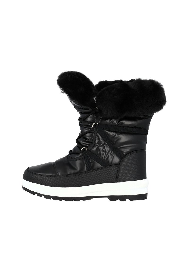 Bota de nieve aislada negra con puño de piel sintética, punta redondeada, suela gruesa blanca y detalles texturizados en negro, que cuenta con ojales de metal y cordones elásticos.