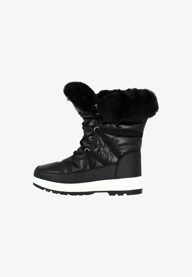 Bota de nieve aislada negra con puño de piel sintética, punta redondeada, suela gruesa blanca y detalles texturizados en negro, que cuenta con ojales de metal y cordones elásticos.