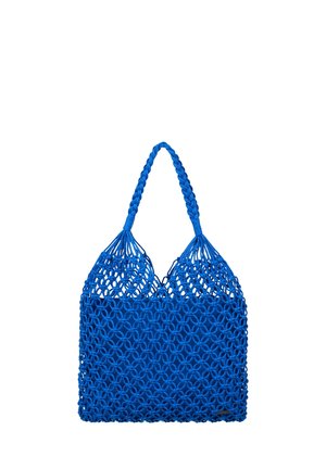 Blauwe macramé draagtas met gevlochten handvat en ingewikkeld geknoopt patroon op een witte achtergrond.