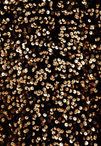 Črna tkanina, prekrita z zlato bleščicami, ki odbijajo svetlobo. Bleščice so okrogle s sijočo površino, gosto razporejene za teksturiran videz.