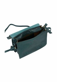 Borsa in pelle verde scuro con pattina in suede, tracolla regolabile e zip dorata. L'interno presenta una tasca e una texture liscia.
