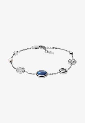 Pulsera de cadena de plata con colgantes circulares alternados, incluyendo una piedra azul, perla y pequeños cristales transparentes, asegurada con un cierre de langosta.