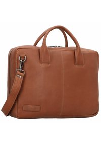 Bruine leren aktetas met twee bovenhandvatten, afneembare schouderriem, logo aan de voorkant, ritssluiting en een gladde, onbewerkte textuur.