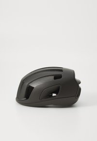 Cască de ciclism neagră, cu o formă aerodinamică elegantă, dotată cu orificii de ventilare, o suprafață texturată și accente hardware netede.