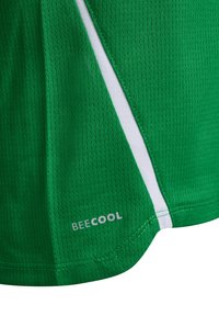 Zielona oddychająca tkanina sportowa z małymi perforacjami, z białym pionowym paskiem i napisem "BEECOOL" blisko brzegu.