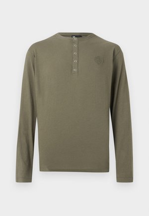 Olivno zelena dolga majica Henley z dolgimi rokavi, štirimi kovinskimi gumbi na pritrditev in majhnim vezenim logotipom na levi strani prsnega koša.