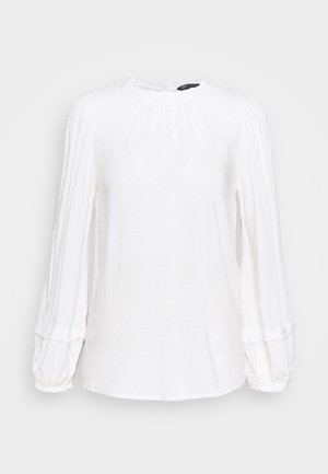 Hvid bluse med lange ærmer med plisserede puffærmer og en samlet rund halsudskæring med subtile teksturerede stofdetaljer.