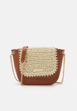 Sac en cuir marron à bandoulière avec rabat tissé beige et sangle en chaîne dorée, comportant une petite étiquette de marque dorée à l'avant.