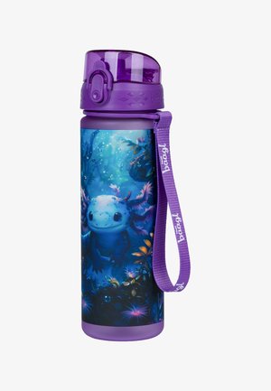 Fioletowa butelka na wodę z ciemnym, podwodnym wzorem przedstawiającym uśmiechającego się aksolotla oraz kwiatowe akcenty. Zawiera dopasowany fioletowy pasek i zakrętkę.
