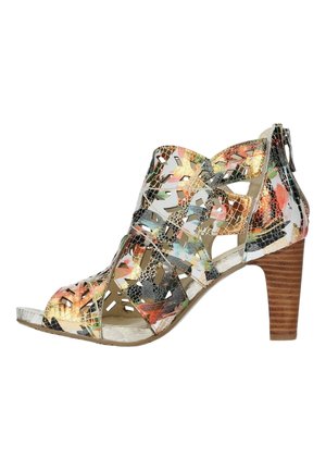 Sandale à talons avec un design découpé, motif multicolore et accents métalliques. Équipée d'une fermeture éclair et d'un talon en bois pour plus de structure.