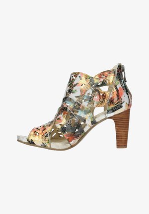 Høje sandaler med udsnit, flerfarvet mønster og metalliske detaljer. Har lynlåslygning og træhælbåd for ekstra struktur.