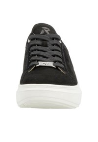 Schwarze Wildleder-Sneaker mit grauen Schnürsenkeln, weißer Gummisohle und silbernen Ösen. Verfügt über Branding auf der Zunge und ein minimalistisches Design.