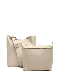 Borsa in pelle beige con un'ampia apertura e una grande fibbia argentata sulla tracolla. Include una piccola borsa in tela rimovibile di una tonalità più chiara.