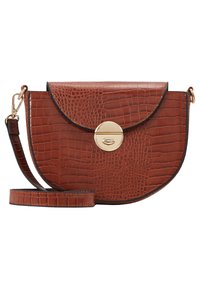 Borsa a tracolla mezza luna in pelle marrone effetto coccodrillo con chiusura a girello dorata e tracolla regolabile su sfondo bianco.