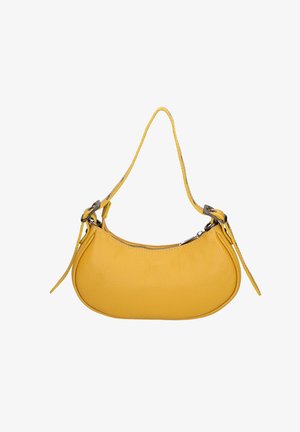 Kleine gele leren handtas met een gebogen vorm, bovenaan een ritsluiting en een verstelbare schouderriem met metalen gespen.